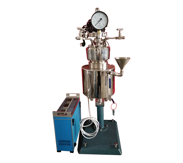 KCFD低壓系列--快開卡環結構-釜體下落、電加熱管加熱、翻轉出料正面照片