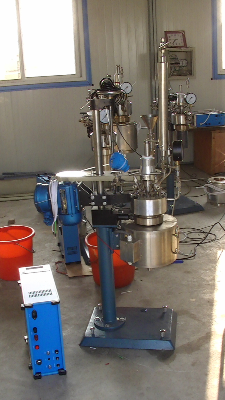 KCF系列--釜體可翻轉(zhuǎn)出料、開啟式加熱爐側(cè)面照片